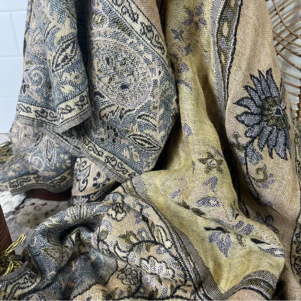 Elegant Paisley Scarf with Fringe